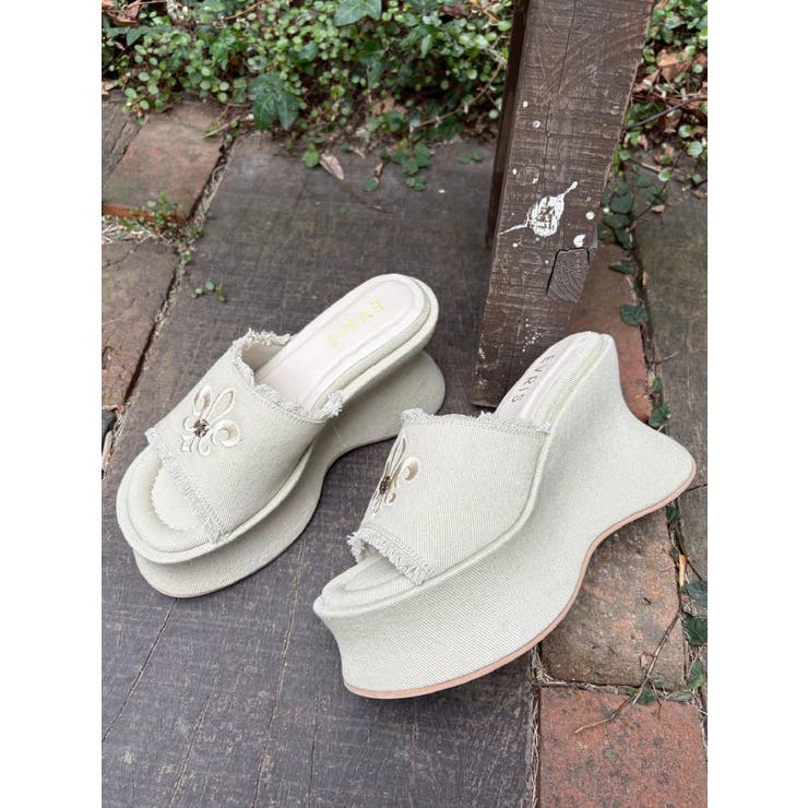 ベージュ | 【厚底】フリンジズタッズサンダル | EVRIS