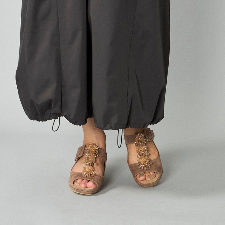 ビジュー付きTストラップサンダル | Mode et Jacomo×ing | 詳細画像4 