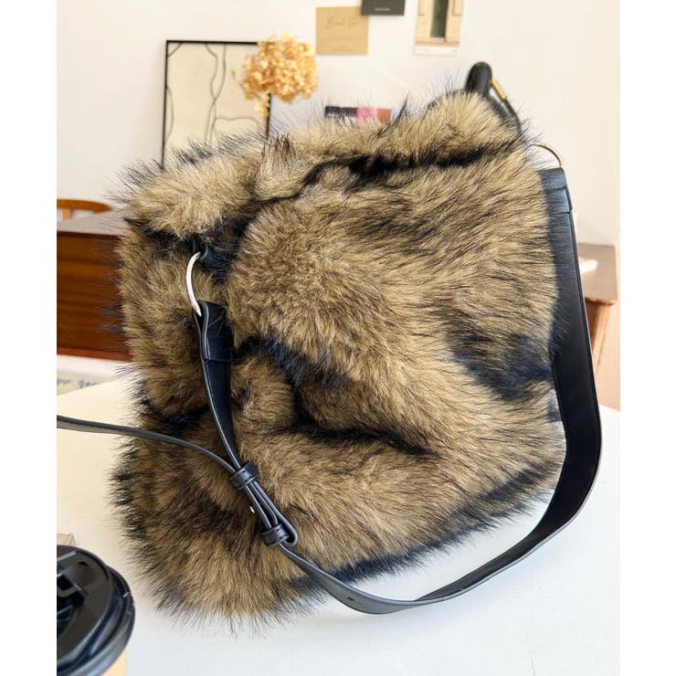 ベージュ | ベルトショルダーアニマルフェイクファーバッグ | moment+