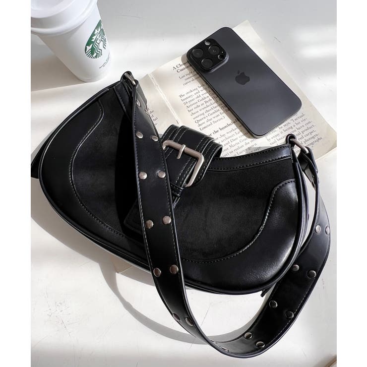 ブラック | フロントバッグルデザインハーフムーンワンハンドルバッグ | moment+