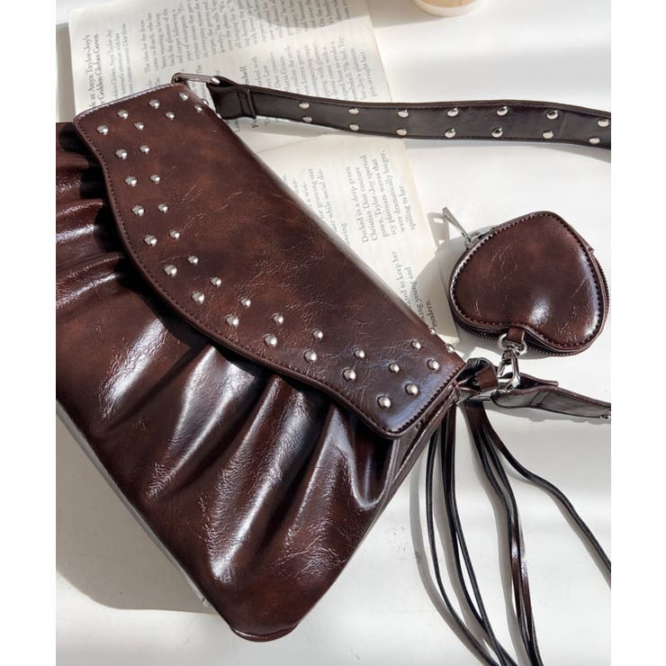 ブラウン | ハートチャーム付きギャザーデザインスタッズバッグ | moment+