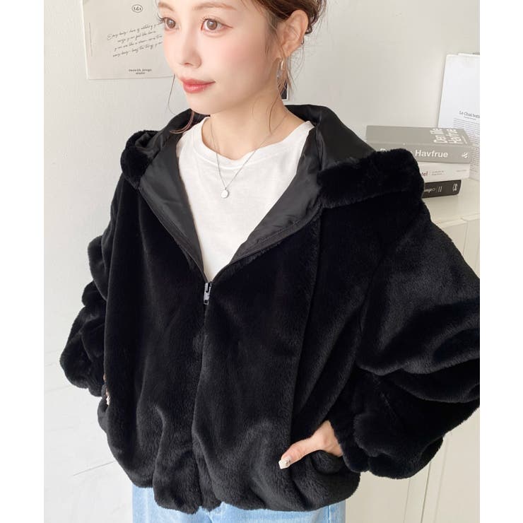 ブラック | ショート丈ジップパーカーフェイクファーブルゾン | moment+