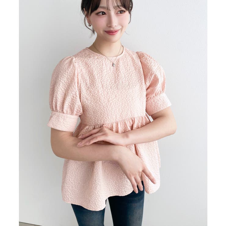 ピンク | バックリボンパフスリーブペプラム半袖プルオーバー エンボスふくれフラワージャガー… | moment+