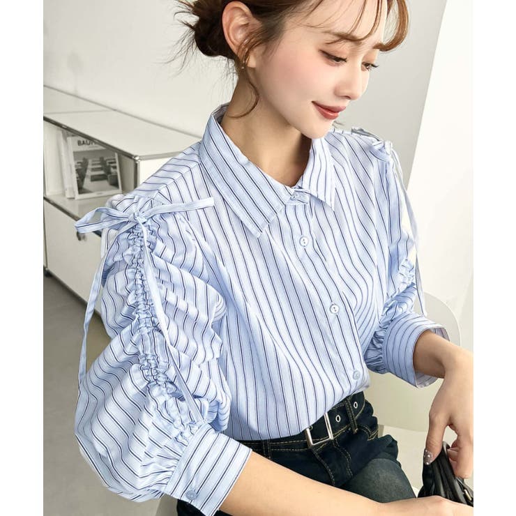 サックスブルー | マルチストライプ袖シャーリングシャツブラウス | moment+