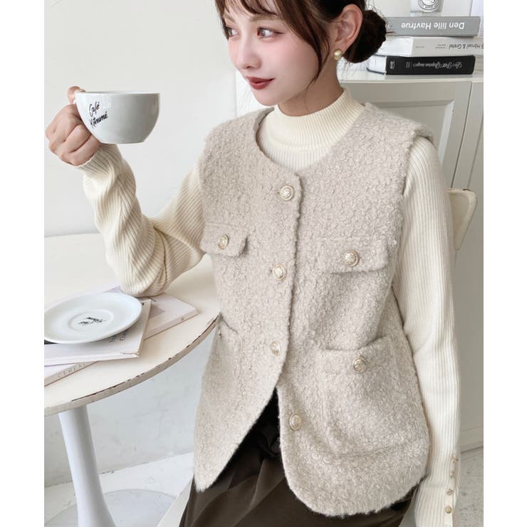 グレイッシュベージュ | フェイクリングウール金ボタンノーカラーベスト | moment+