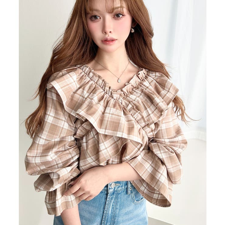 ベージュ | マルチウェイオフショルフリルリボンショート丈長袖チェックブラウス | moment+