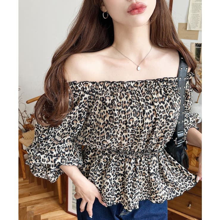 ベージュ | オフショルティアードレオパードプルオーバー | moment+