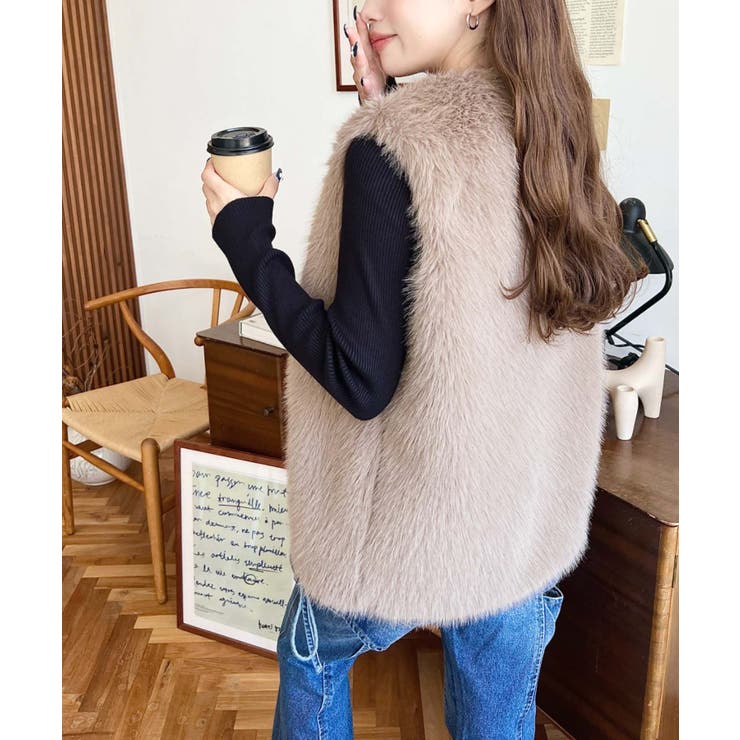 Vネックロングフェイクファーベスト[品番：ERMW0003934]｜moment+
