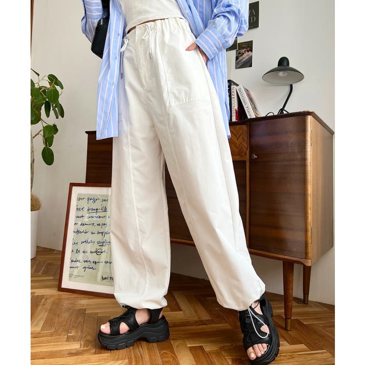 オフホワイト | すそドロストワークパンツ | moment+