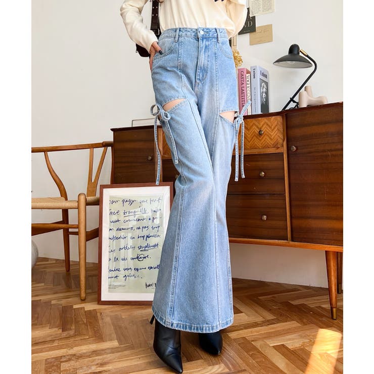 サイドリボンカットアウトフレアデニムパンツ 　ライトブルー　M INGNI（イング）の「【WEB限定】サイドリボンカットアウトフレア