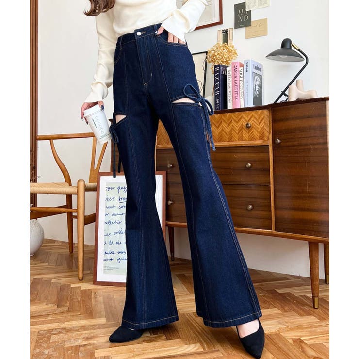 インディゴブルー | デニム＆ツイルカットアウトリボンフレアパンツ | moment+