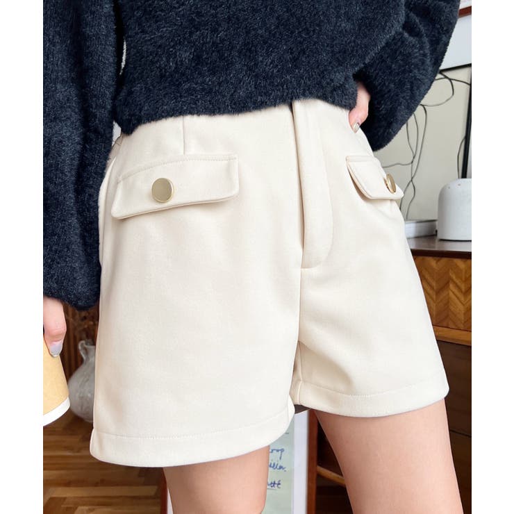 アイボリー | 微起毛ウールライク金ボタンフラップショートパンツ | moment+
