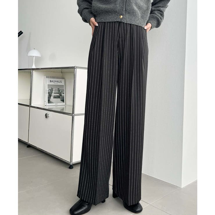 ブラック | センタープレスツータックセミワイドストライプパンツ | moment+