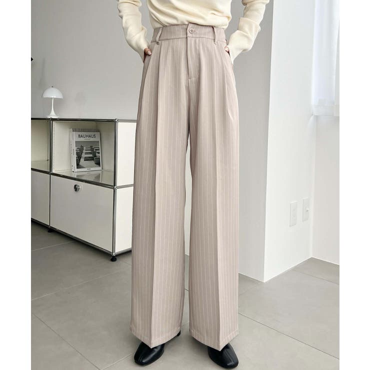 グレイッシュベージュ | センタープレスツータックセミワイドストライプパンツ | moment+