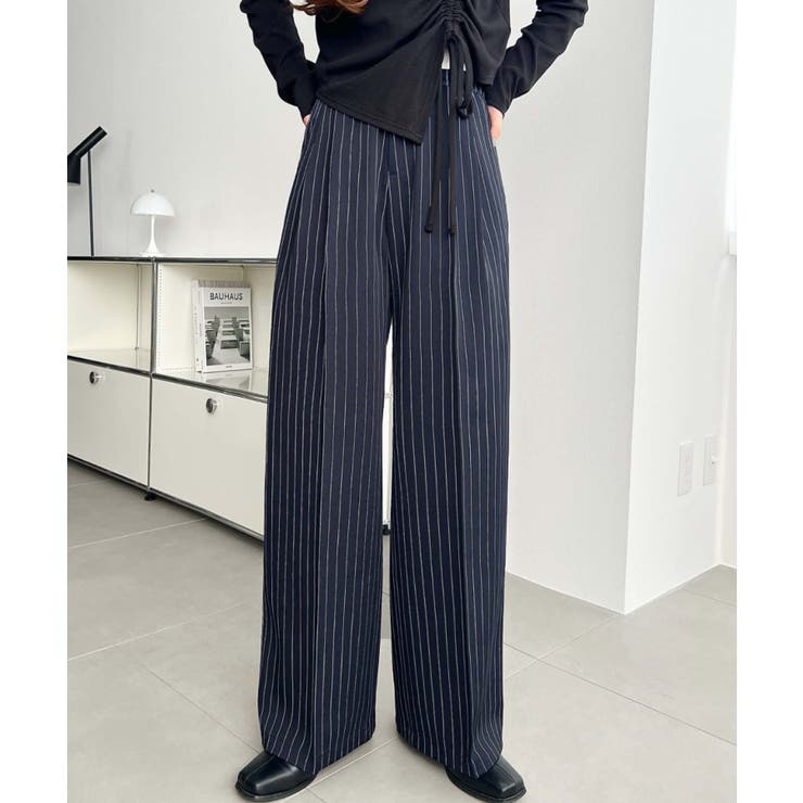 ネイビー | センタープレスツータックセミワイドストライプパンツ | moment+