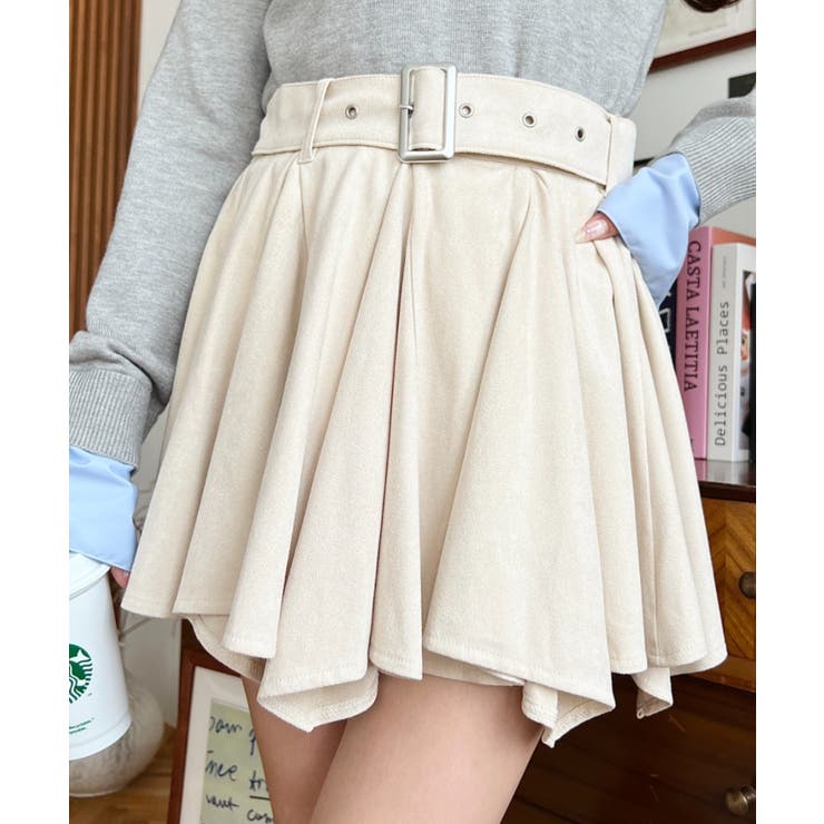 アイボリー | ベルト付きアシメヘムタックプリーツスエードミニスカート | moment+