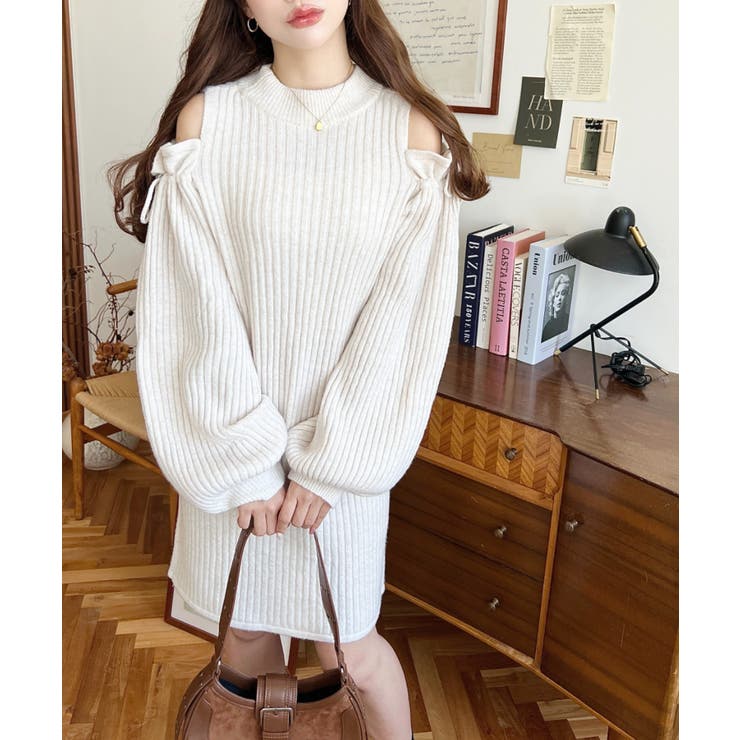 アイボリー | 袖リボンショルダースリットニットワンピース | moment+