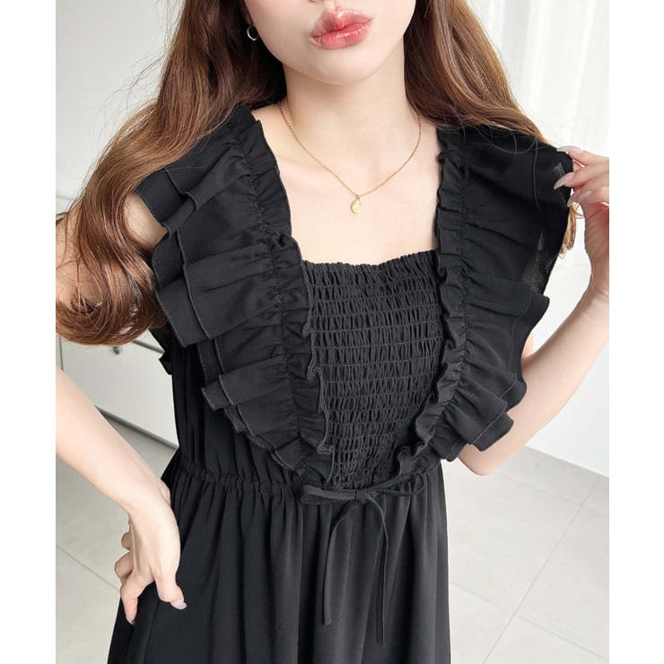 ブラック | フロントシャーリングフリルワンピース | moment+