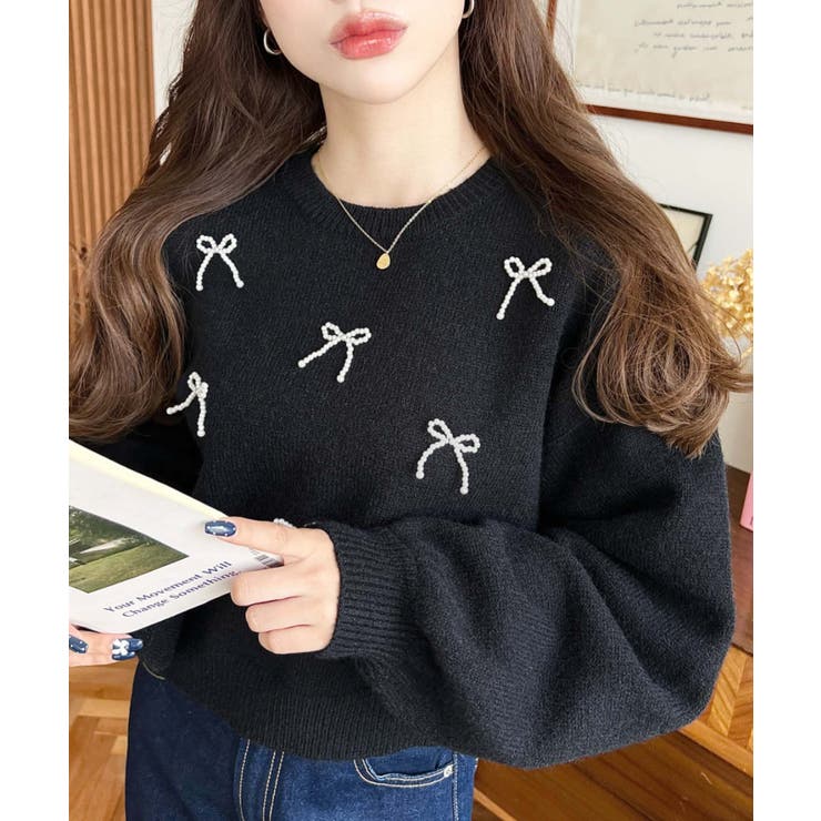 ブラック | パールリボンパーツ付きショート丈もちもちニットプルオーバー | moment+