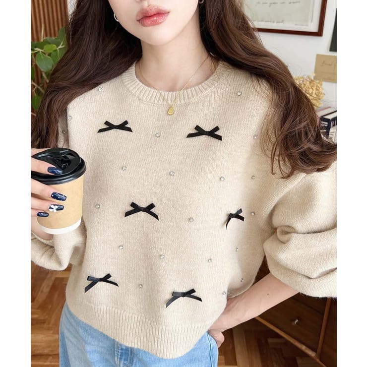 ベージュ | リボンビジューショート丈もちもちニットプルオーバー | moment+