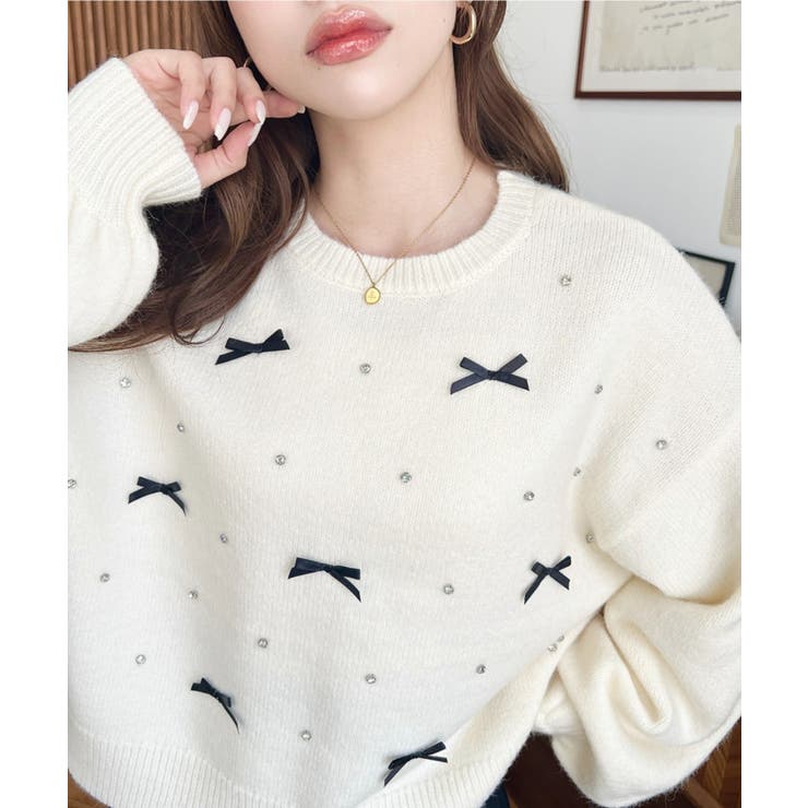 アイボリー | リボンビジューショート丈もちもちニットプルオーバー | moment+