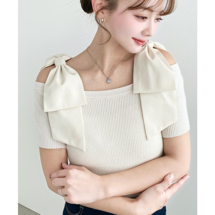 アイボリー | リボンストラップオフショル半袖ニットプルオーバー | moment+