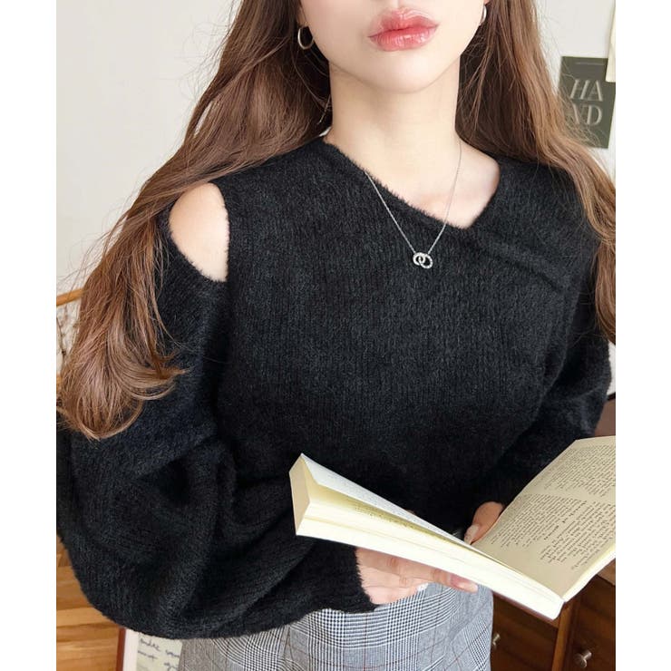 ブラック | アシンメトリーネックショルダースリットフェザーニットプルオーバー | moment+