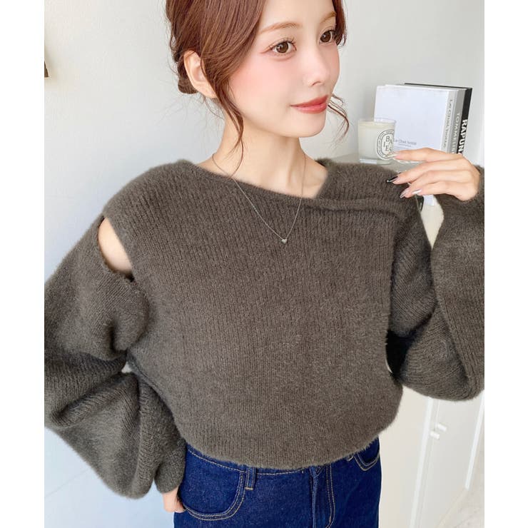 モカ | アシンメトリーネックショルダースリットフェザーニットプルオーバー | moment+