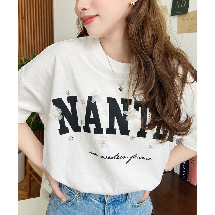 ビジュー＆フラワーモチーフ付きカレッジロゴプリント半袖Tシャツ | moment+ | 詳細画像1 