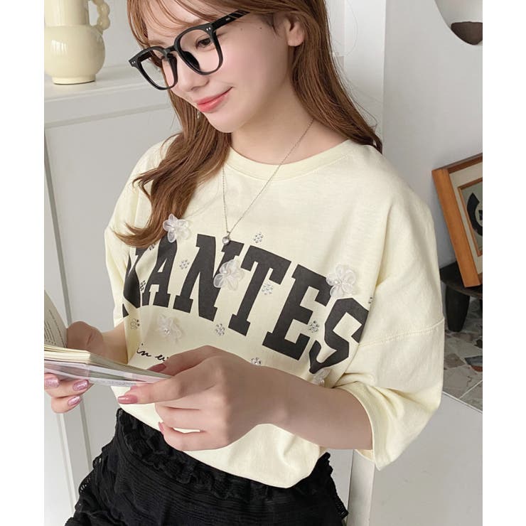 ビジュー＆フラワーモチーフ付きカレッジロゴプリント半袖Tシャツ | moment+ | 詳細画像12 