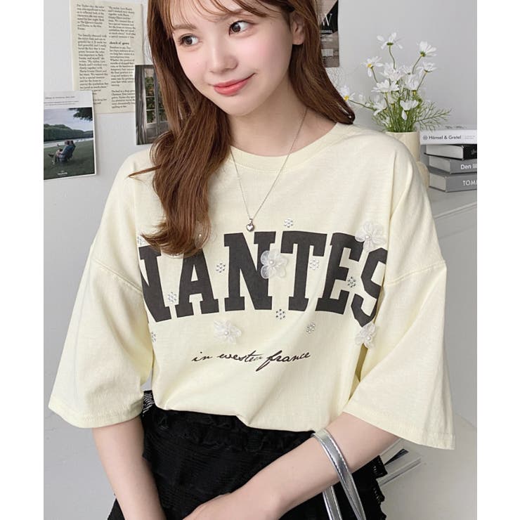 ビジュー＆フラワーモチーフ付きカレッジロゴプリント半袖Tシャツ | moment+ | 詳細画像13 