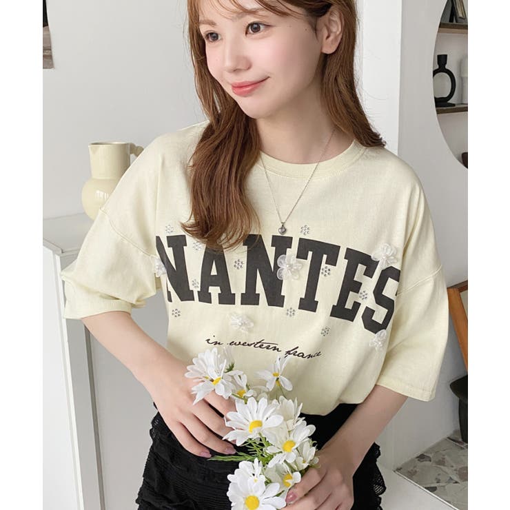 ビジュー＆フラワーモチーフ付きカレッジロゴプリント半袖Tシャツ | moment+ | 詳細画像14 
