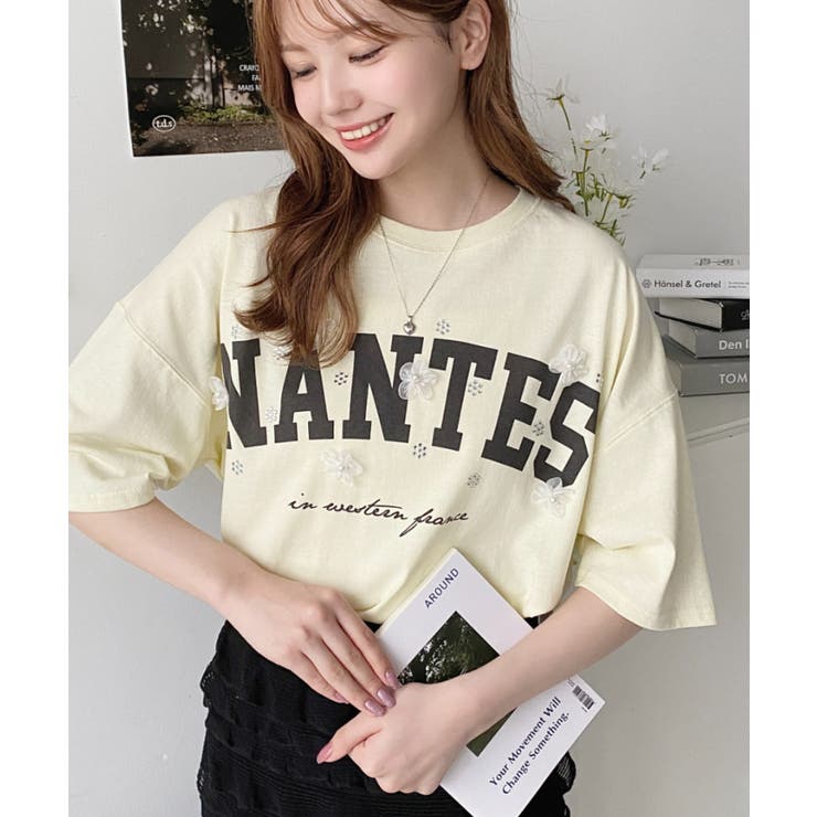 ビジュー＆フラワーモチーフ付きカレッジロゴプリント半袖Tシャツ | moment+ | 詳細画像15 