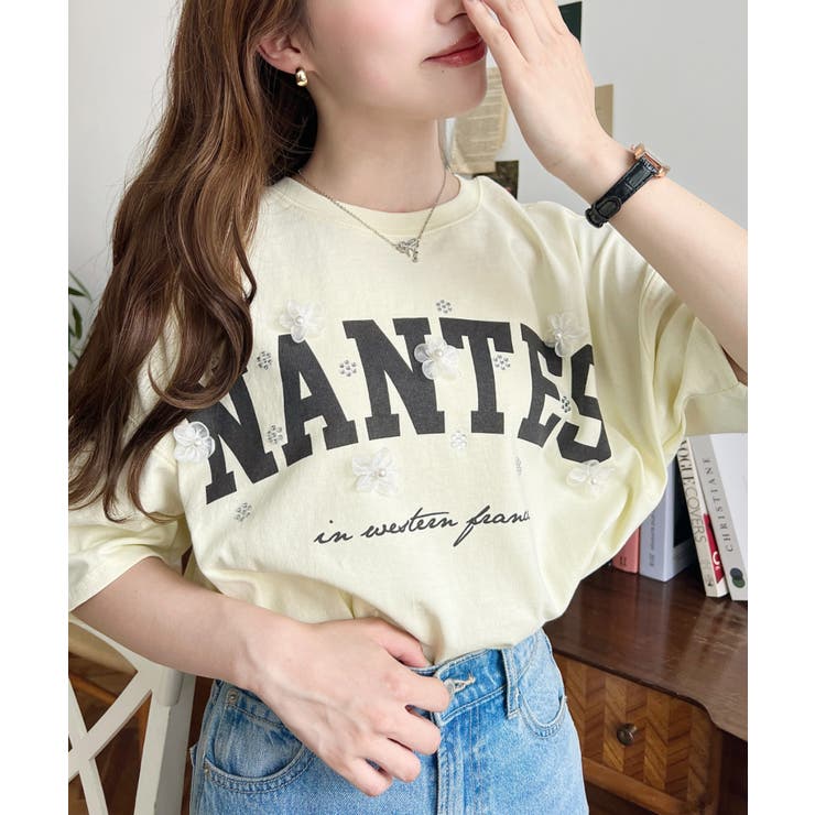 ビジュー＆フラワーモチーフ付きカレッジロゴプリント半袖Tシャツ | moment+ | 詳細画像16 