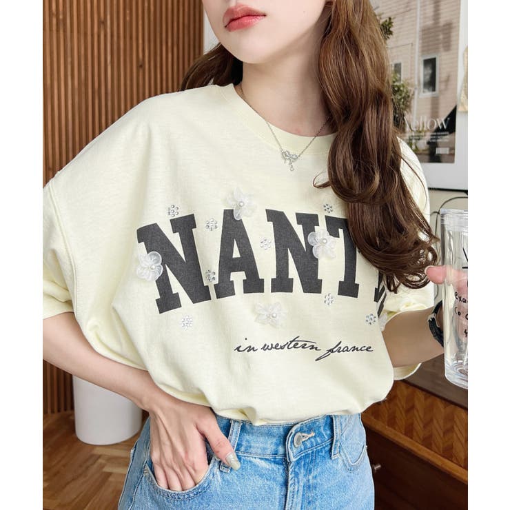 ビジュー＆フラワーモチーフ付きカレッジロゴプリント半袖Tシャツ | moment+ | 詳細画像18 