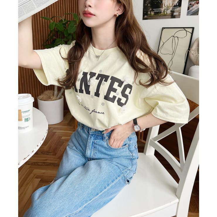 ビジュー＆フラワーモチーフ付きカレッジロゴプリント半袖Tシャツ | moment+ | 詳細画像19 