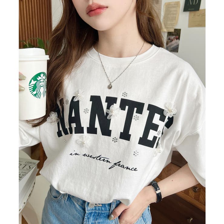 ビジュー＆フラワーモチーフ付きカレッジロゴプリント半袖Tシャツ | moment+ | 詳細画像2 