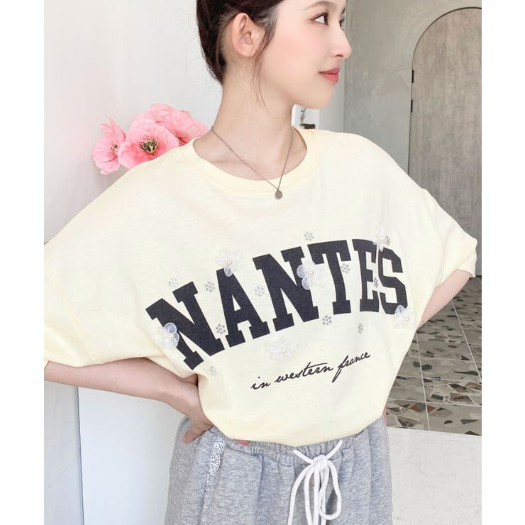 ビジュー＆フラワーモチーフ付きカレッジロゴプリント半袖Tシャツ | moment+ | 詳細画像20 