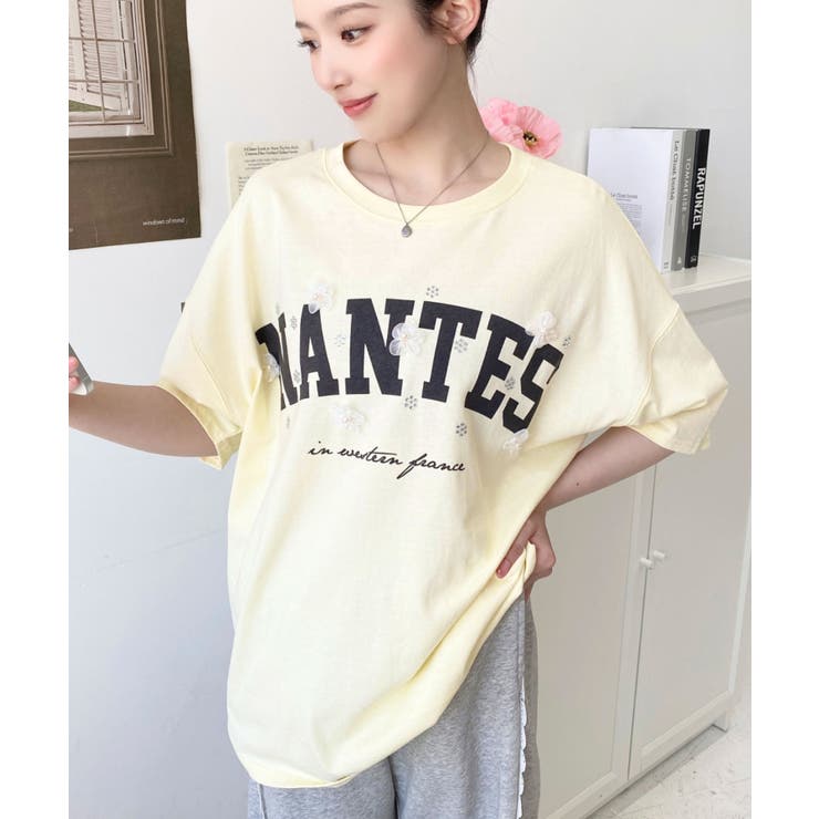 ビジュー＆フラワーモチーフ付きカレッジロゴプリント半袖Tシャツ | moment+ | 詳細画像21 