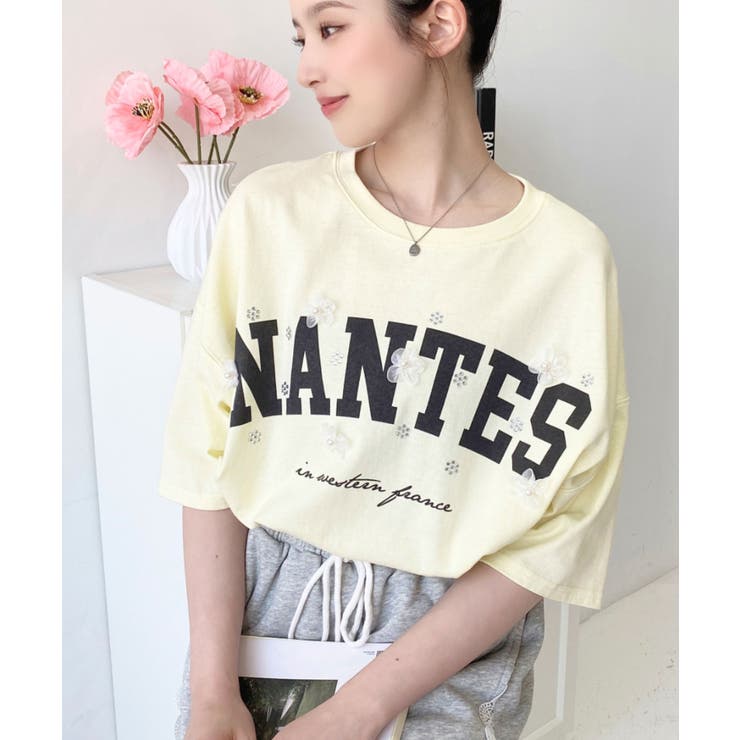 ビジュー＆フラワーモチーフ付きカレッジロゴプリント半袖Tシャツ | moment+ | 詳細画像22 