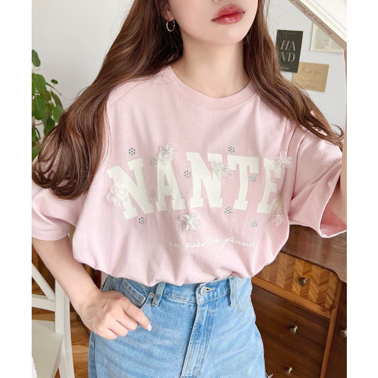 ビジュー＆フラワーモチーフ付きカレッジロゴプリント半袖Tシャツ | moment+ | 詳細画像25 