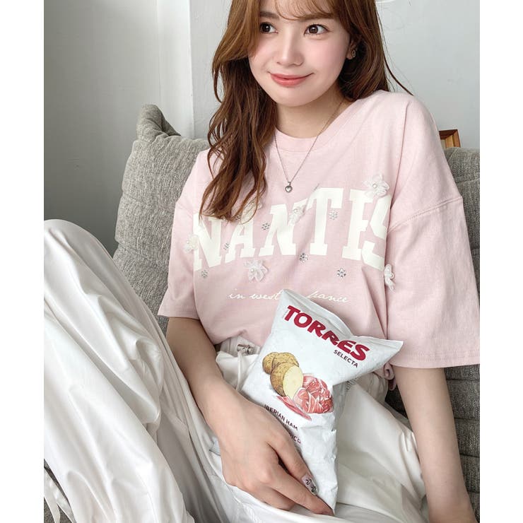 ビジュー＆フラワーモチーフ付きカレッジロゴプリント半袖Tシャツ | moment+ | 詳細画像27 