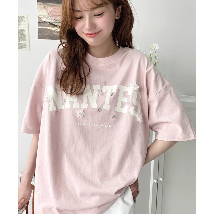 ビジュー＆フラワーモチーフ付きカレッジロゴプリント半袖Tシャツ | moment+ | 詳細画像29 