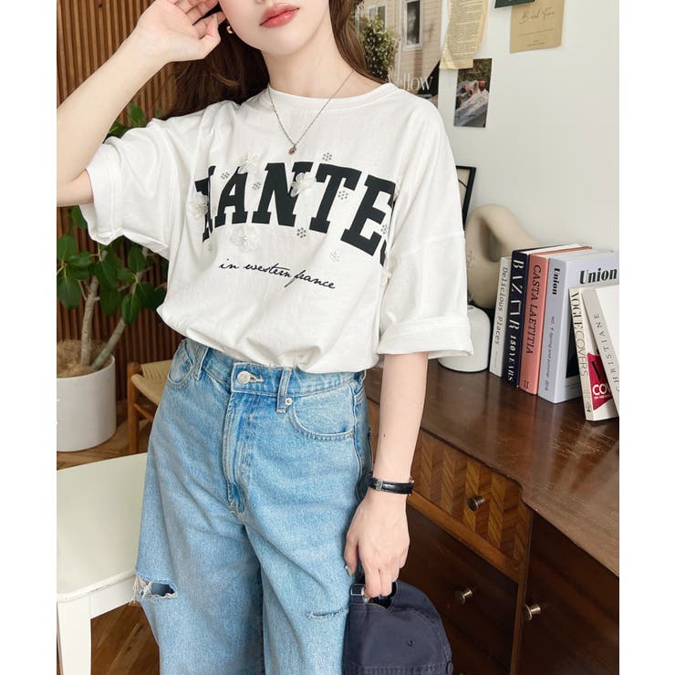 ビジュー＆フラワーモチーフ付きカレッジロゴプリント半袖Tシャツ | moment+ | 詳細画像3 