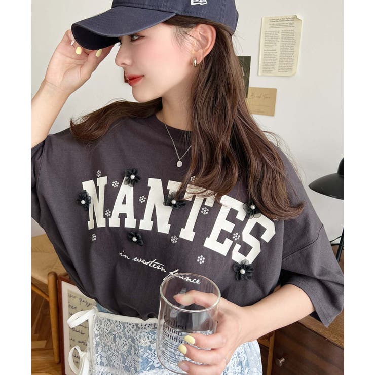 ビジュー＆フラワーモチーフ付きカレッジロゴプリント半袖Tシャツ | moment+ | 詳細画像31 