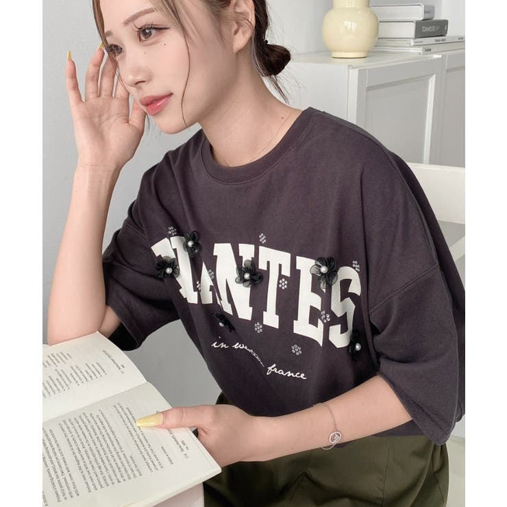 ビジュー＆フラワーモチーフ付きカレッジロゴプリント半袖Tシャツ | moment+ | 詳細画像35 