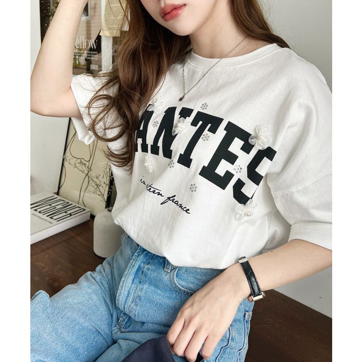 ビジュー＆フラワーモチーフ付きカレッジロゴプリント半袖Tシャツ | moment+ | 詳細画像4 