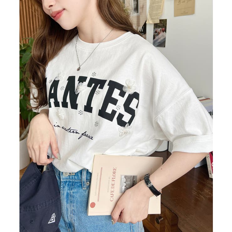 ビジュー＆フラワーモチーフ付きカレッジロゴプリント半袖Tシャツ | moment+ | 詳細画像5 