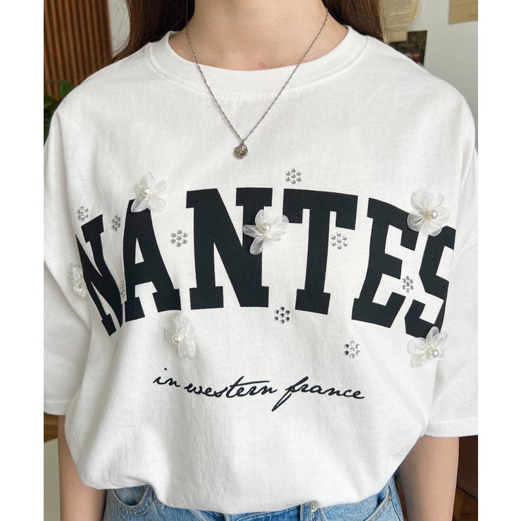 ビジュー＆フラワーモチーフ付きカレッジロゴプリント半袖Tシャツ | moment+ | 詳細画像6 