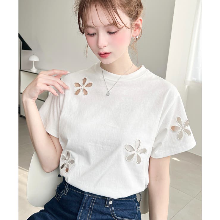 オフホワイト | フラワー刺繍半袖Tシャツ | moment+